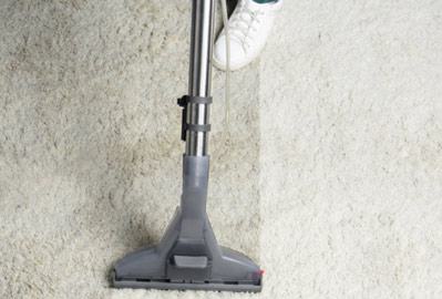 aspirar alfombra de pelo corto