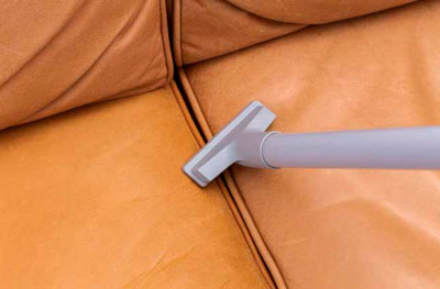 Aspirar y quitar suciedad de sofá de piel