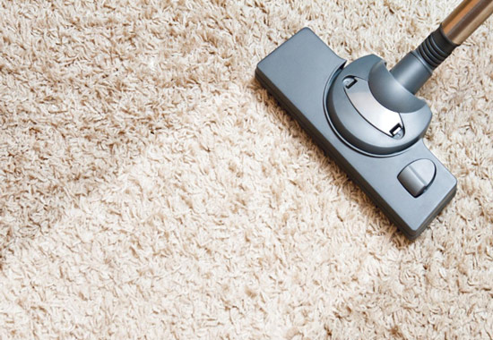 Cómo limpiar una alfombras de pelo corto